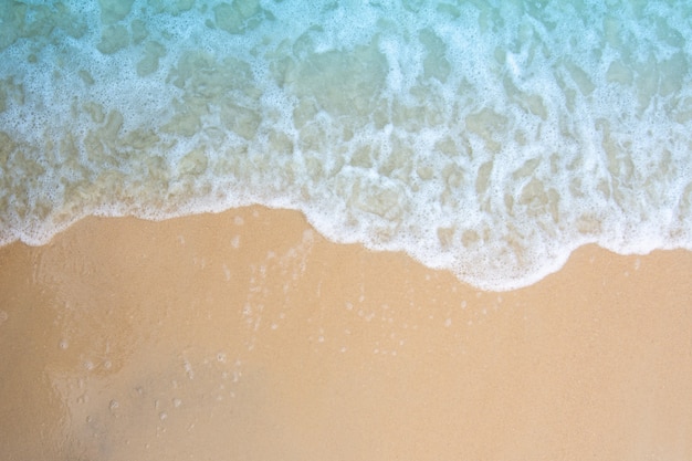 Vague douce de l'océan sur la plage de sable.