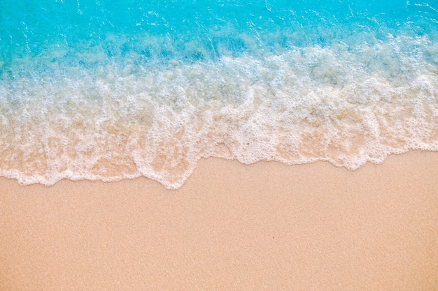 Vague douce sur la plage de sable fin. Contexte.