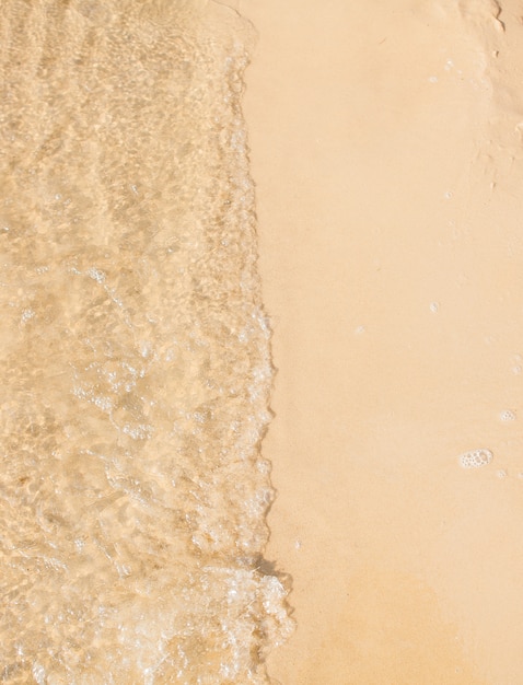 Photo vague douce sur une plage de sable