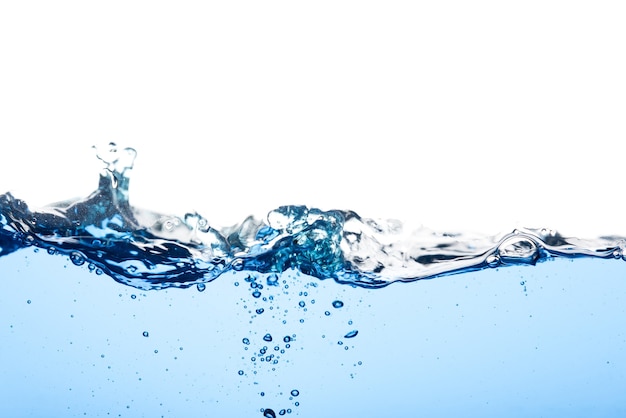 Vague d'eau bleu clair avec des bulles d'air et un peu éclaboussé sous l'eau