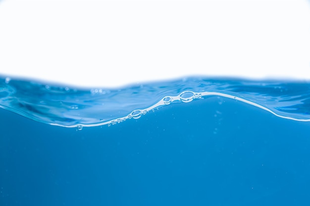 Vague d'eau bleu propre isolé sur fond blanc