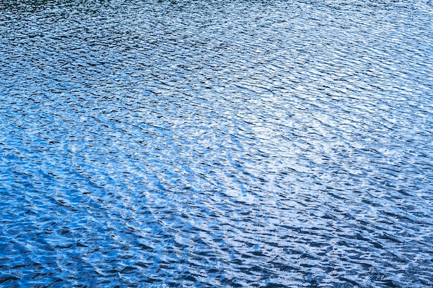 Vague d&#39;eau bleue