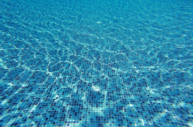 Vague d&#39;eau dans la piscine avec la lumière réfléchie