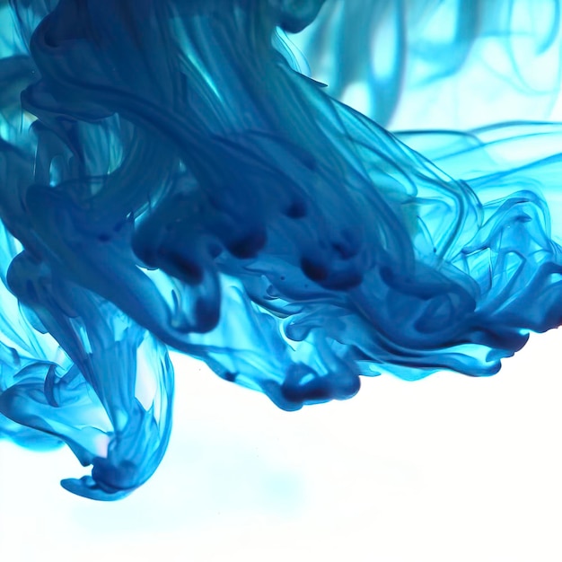 Une vague d'encre bleue coulant doucement sous l'eau.