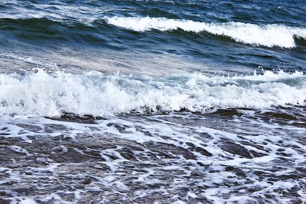 Une vague entrante Vagues de tempête en mer Mer sombre vagues fortes avec de l'écume de mer blanche et brillante Mauvais temps