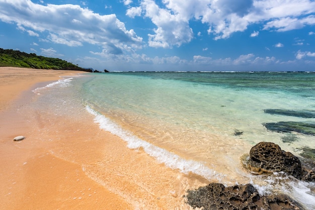 Vague de mer bleue aqua douce sur du sable clair et des rochers incroyables sur une plage paradisiaque