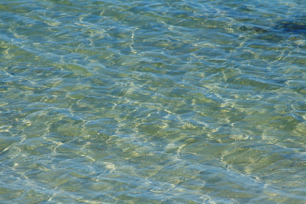 Vague de mer bleue avec reflet de lumière dorée