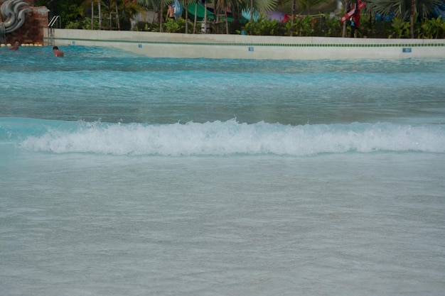 Vague de mer dans le parc aquatique