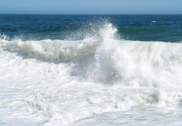 Vague de mer écume de mer bord de mer mer bleue