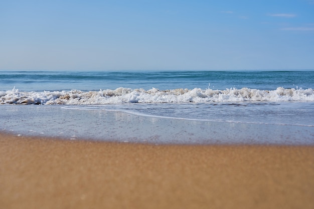 Vague De Mer Floue Avec De La Mousse Sur Une Plage De Sable