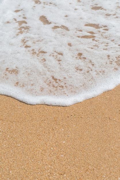 Vague de la mer sur le fond de la plage de sable