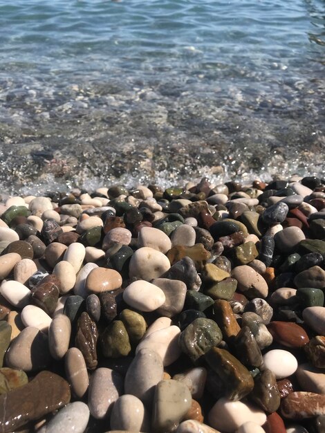 la vague de la mer frappe les cailloux sur le rivage