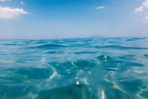 Vague de mer en gros plan, fond d'eau à faible angle de vue