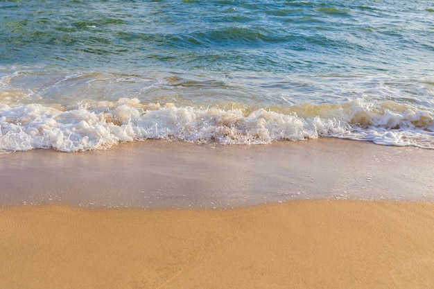 Vague de la mer sur la plage de sable Thaïlande