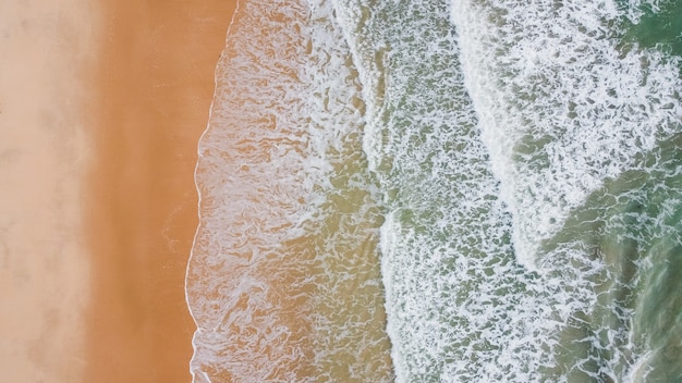 Vague de la mer sur la plage de sable