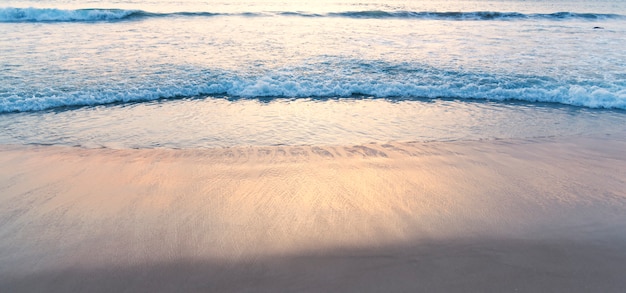 Vague de la mer sur la plage