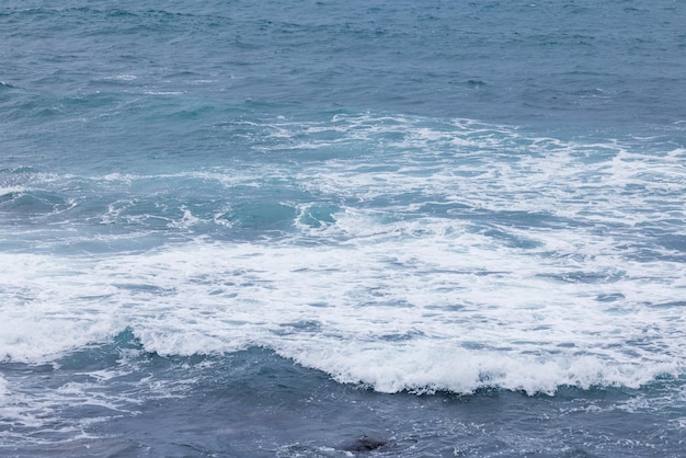 La vague de la mer sur la plage