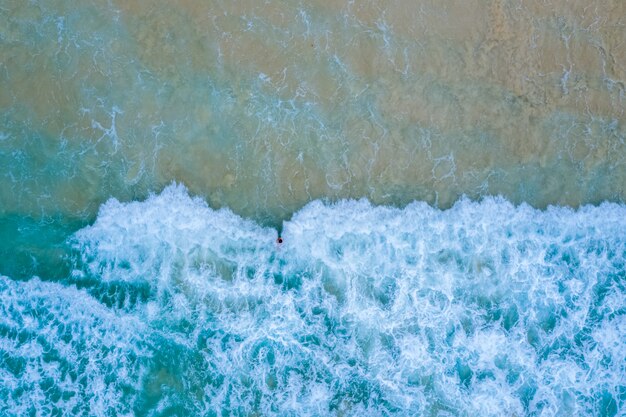 Vague de mer sur la plage