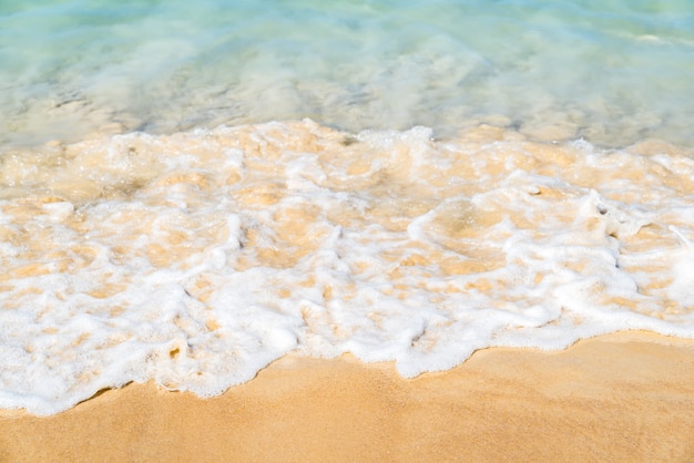 Vague de mer sur la plage