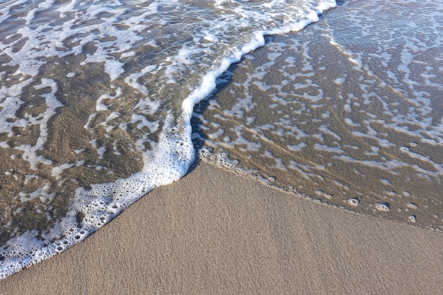 vague de mer sur le sable libre