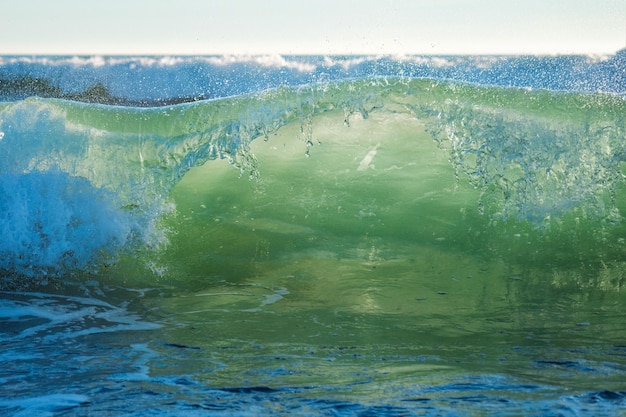 La vague de l'océan au coucher du soleil