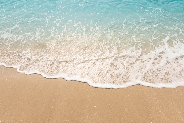 Vague d'océan bleu sur la plage de sable. Contexte.