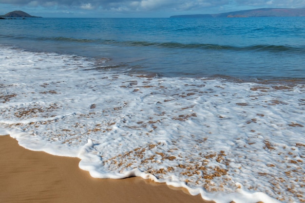 Vague de l'océan bleu sur la plage de sable plage au coucher du soleil l'heure d'été paysage de plage paysage marin tropical calme tranquille détente lumière du soleil