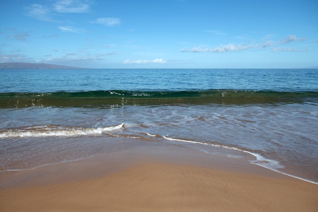 Vague de l'océan bleu sur la plage de sable plage au coucher du soleil heure d'été paysage de plage paysage marin tropical calmnes