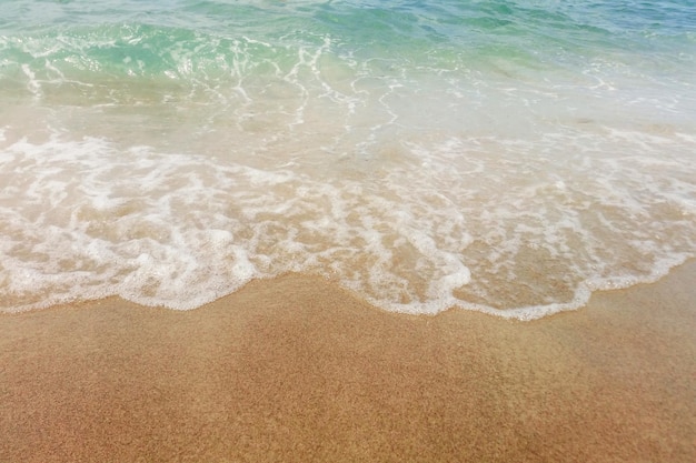 Vague d'océan bleu sur la plage de sable se bouchent l'été