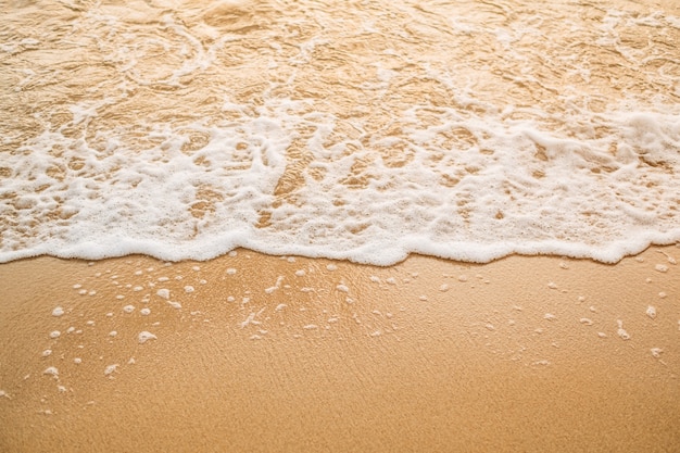 Vague de l'océan sur la plage de sable