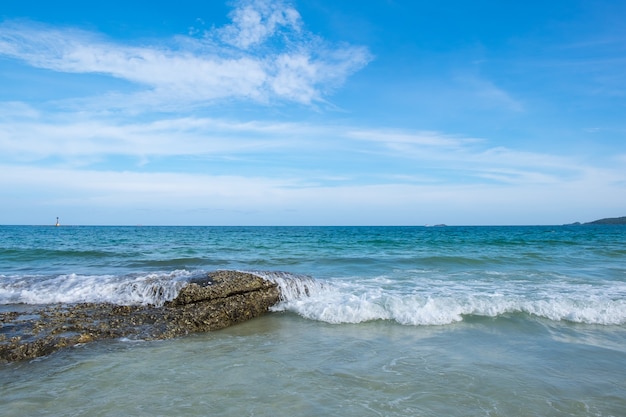 vague d&#39;océan vert sur la plage de sable et de ciel bleu