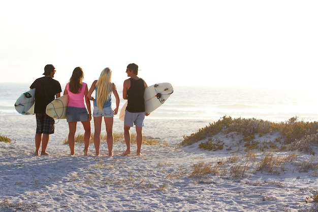 La vague parfaite arrive Photo d'amis surfeurs à la plage