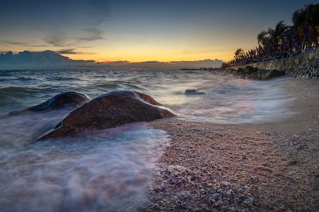 La vague sur la plage avec ciel coucher de soleil