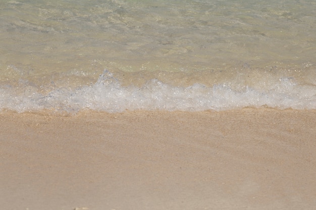 Vague sur la plage de sable dans la mer de Thaïlande.