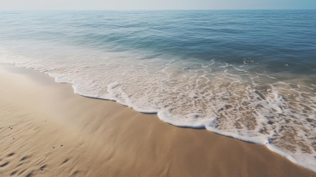 Une vague sur une plage de sable avec une plage en arrière-plan