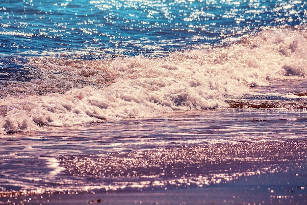 La vague roule sur la plage de galets Côte pierreuse en été Beau paysage marin Sunset beach