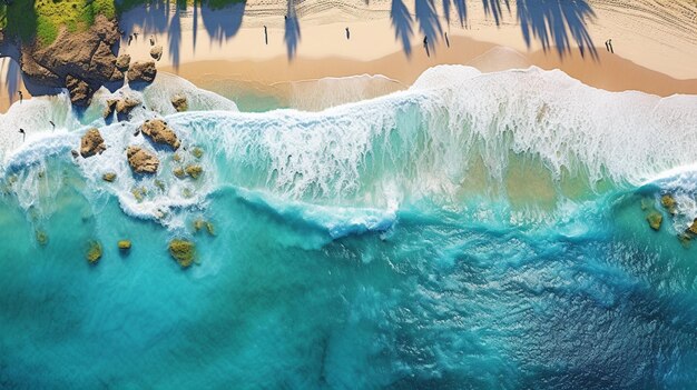 Une vague s'écrase sur une vue de dessus de plage tropicale