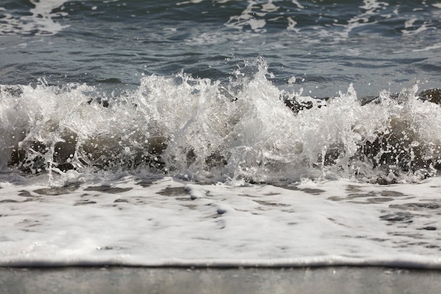 Vague se brisant sur le rivage de la plage