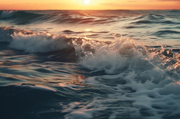 Une vague se brise sur l'océan au coucher du soleil