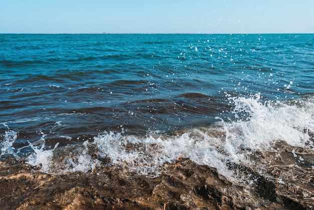 La vague se brise sur le rocher