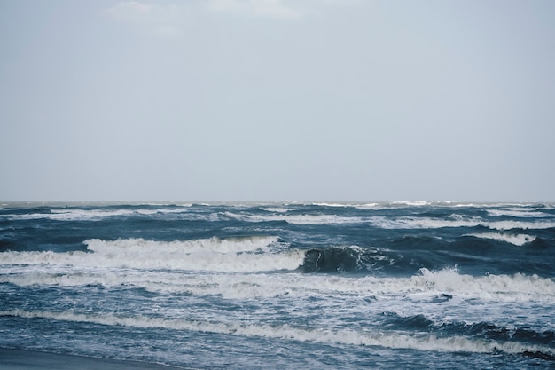 Vague de surface de l'océan sans soudure. Dessin animé sous-marin motif liquide rivière et fond de mer .été et idée émotionnelle