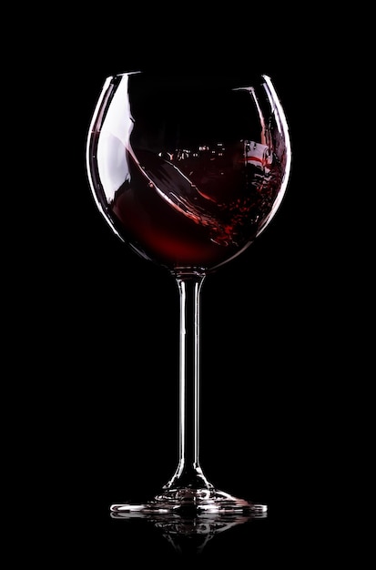 Vague de vin en verre à vin sur fond noir