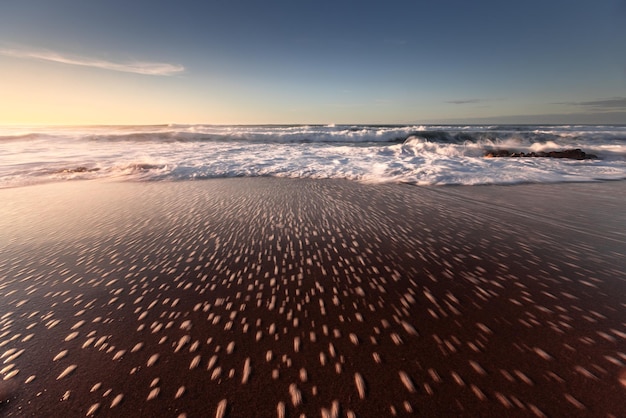 Photo vagues atteignant la plage d'ilbarritz à biarritz pays basque