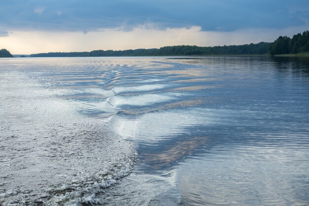 Vagues au coucher du soleil abstrait