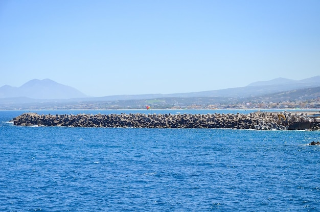 Les vagues battent contre le brise-lames à Rethymnon