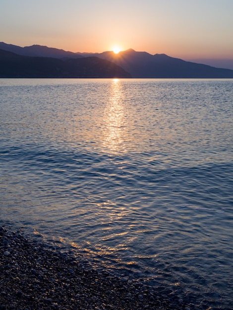 Vagues et beau coucher de soleil sur l'île grecque Evia Eubée dans la mer Égée