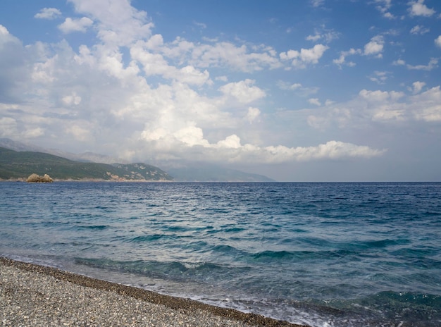 Vagues et belle plage sur l'île grecque Evia Eubée dans la mer Égée