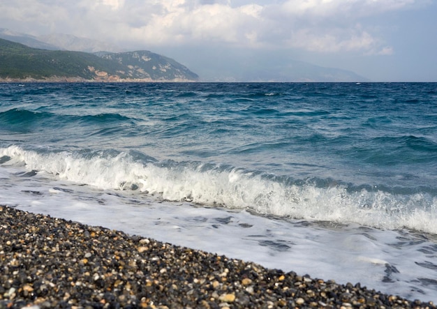 Vagues et belle plage sur l'île grecque Evia Eubée dans la mer Égée