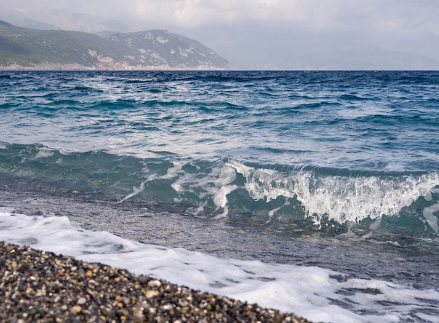 Vagues et belle plage sur l'île grecque Evia Eubée dans la mer Égée