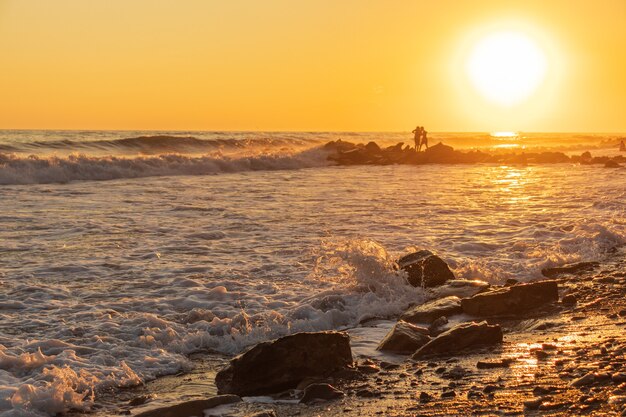 Vagues bleu foncé contre le magnifique coucher de soleil orange sur la mer Noire, Anapa, Russie